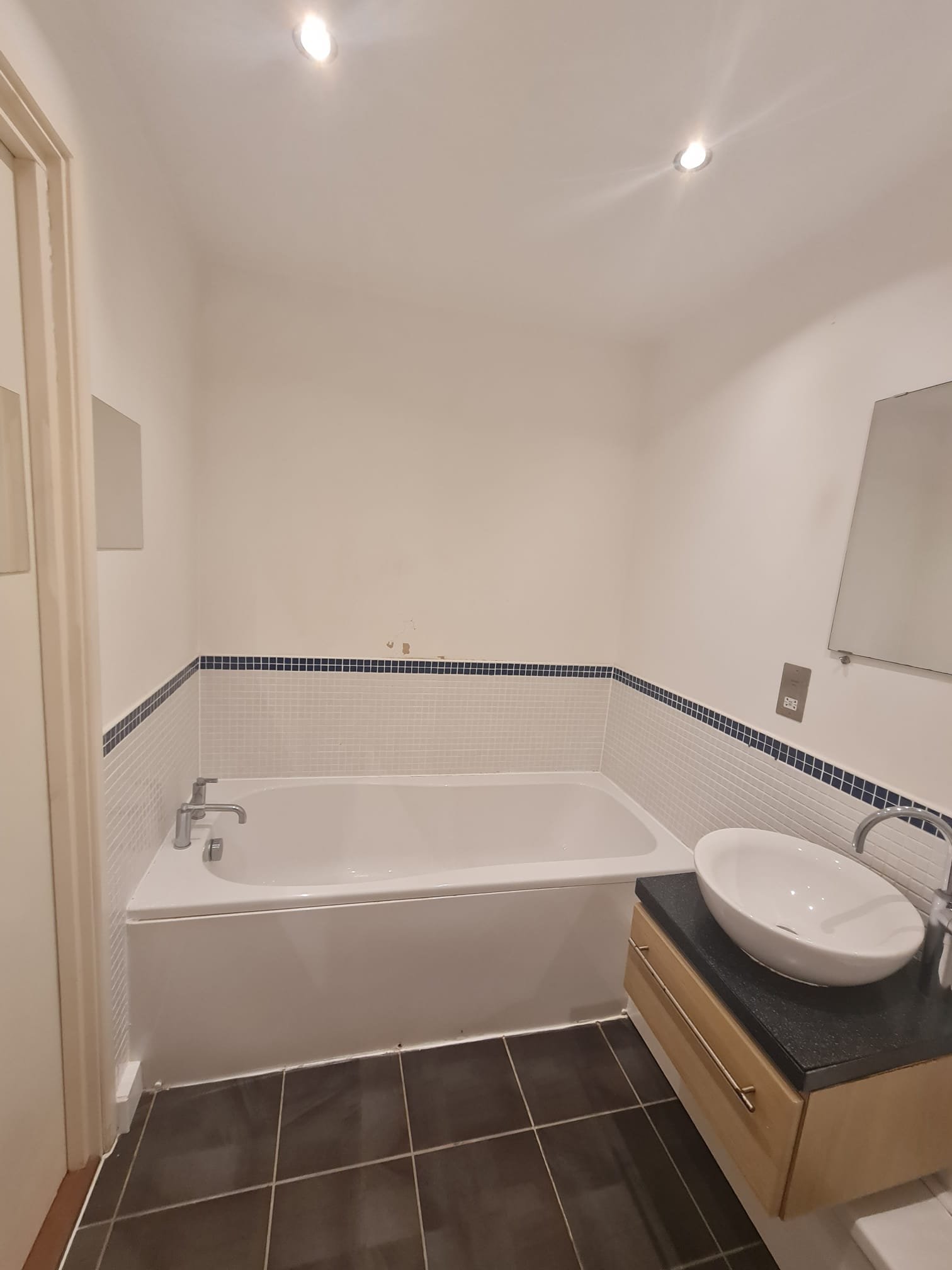2 Bedroom Apartment For Sale – Swansea. SA1